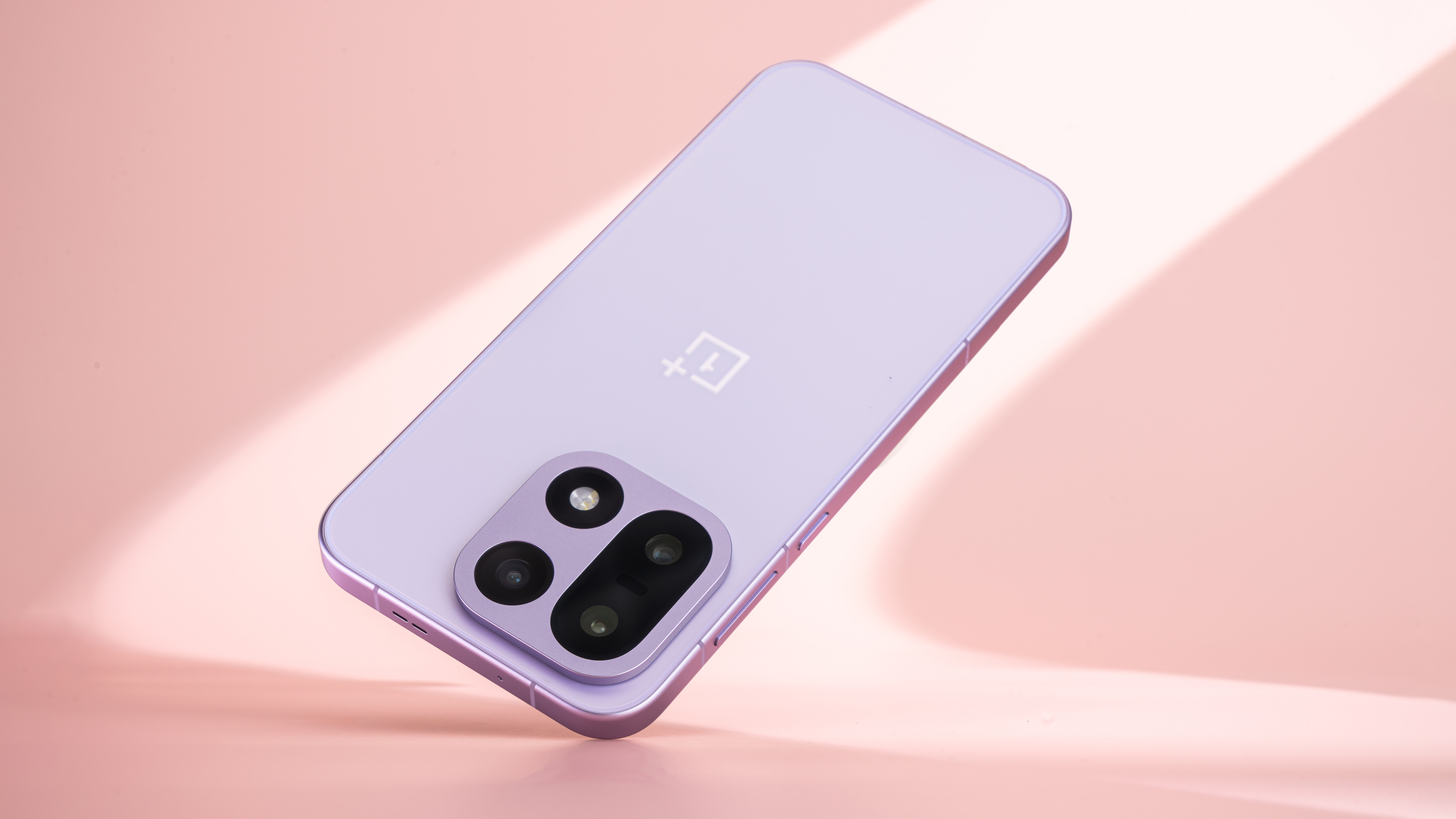 我的一加15「雾光紫」图赏让我给这一代的一加旗舰下个定义，应该会说“改变”。改变