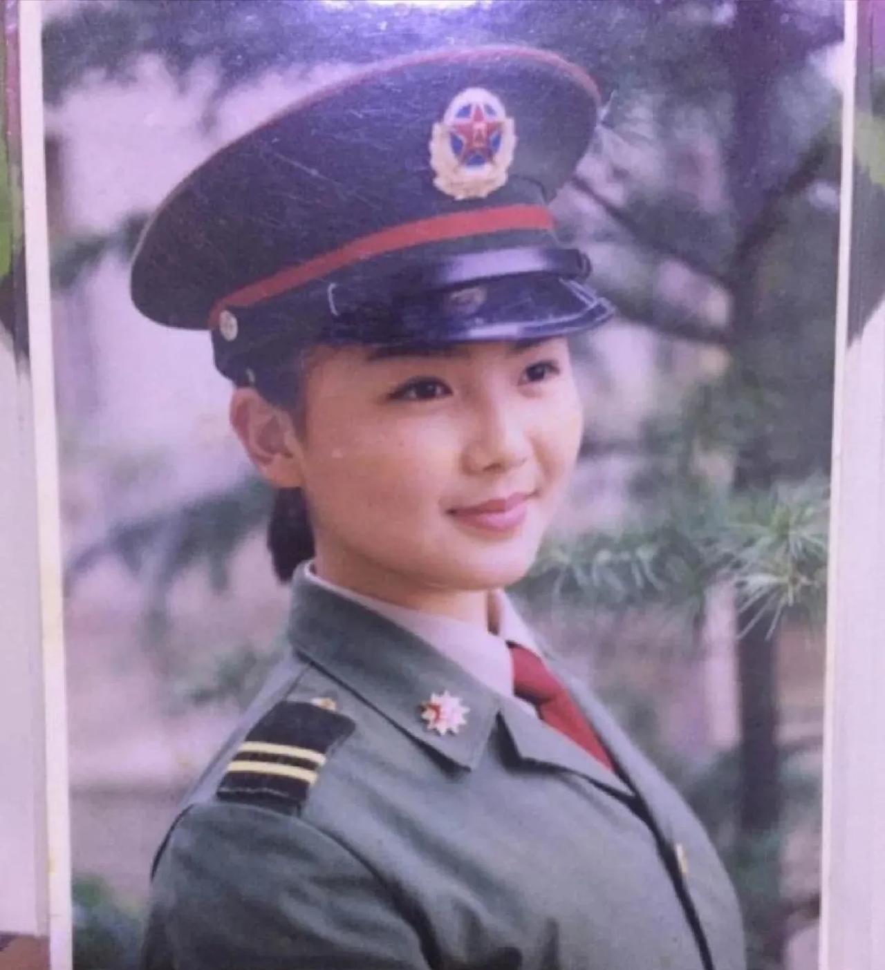 原来刘涛还当过兵啊，难怪她身上有种干练利落的气质。#刘涛#