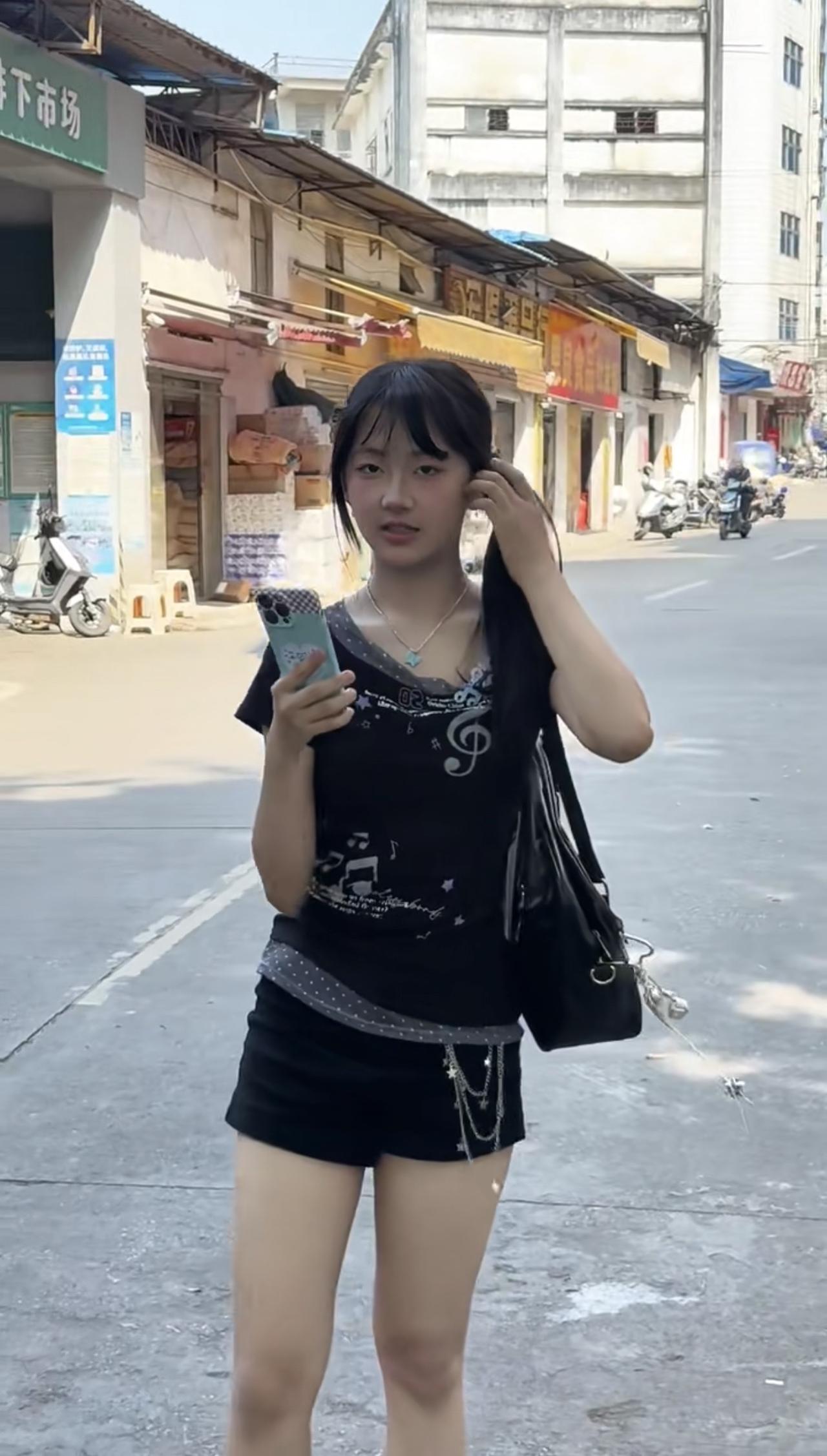 夏天穿黑色衣服，皮肤显白，很好看。