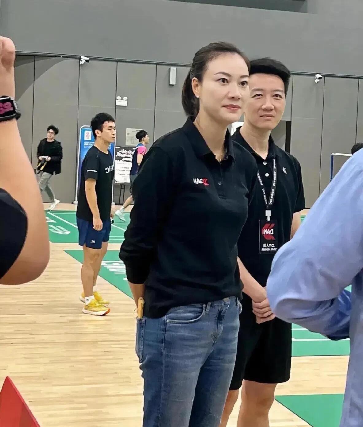 她看着一脸的凶相，这种站姿会是什么级别的呢？她和娱乐圈里的梅婷一样，不化妆也挺好