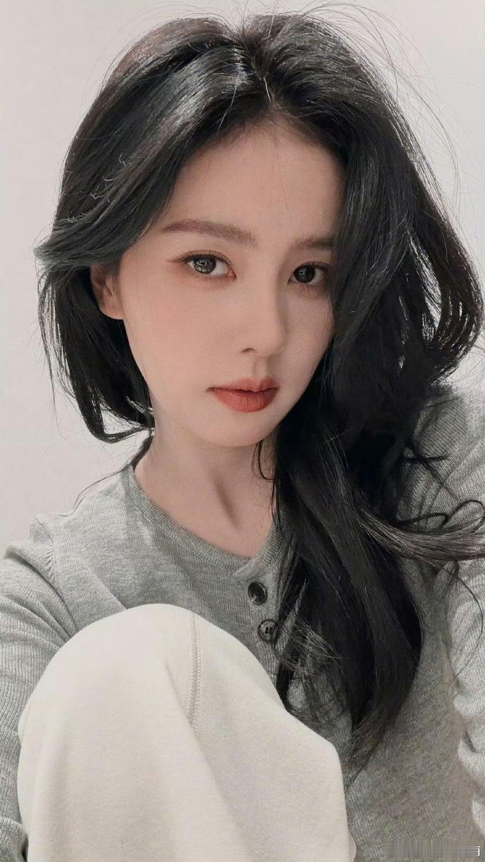 白鹿叛逆期结束，染回黑发啦，鹿鹿说：“我会想念，但不染了没关系姐姐染不染都好看