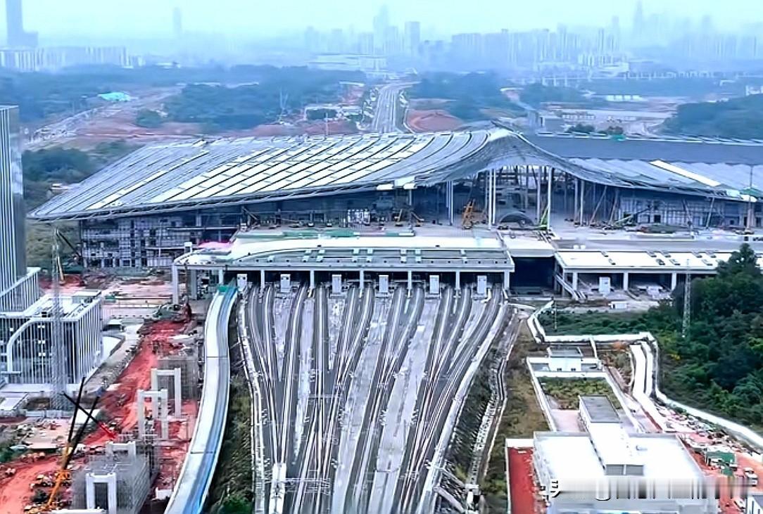 成都现已有4个火车站，有必要再建天府高铁站吗？是否是重复建设，资源浪费。这可能是