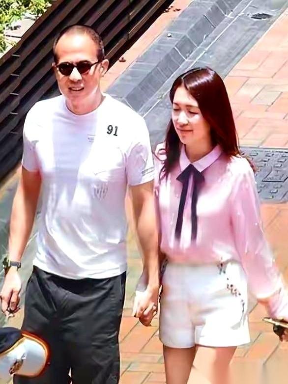 52岁的李泽楷，十指紧扣着26岁的港姐冠军郭嘉文，对着一排镜头说：“她很单纯，身