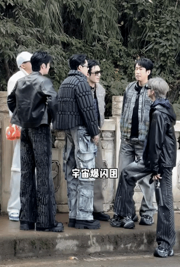 黄晓明一个70后跟85后，90后甚至00后一起合影，状态看着一点也不比他们差，不