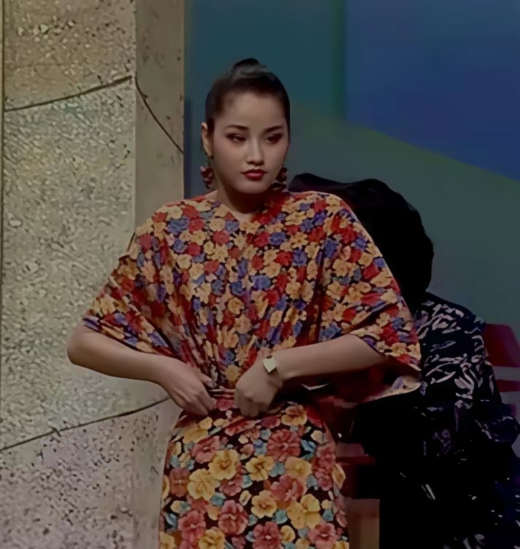 瞿颖第一次上春晚，穿的居然不是成衣，而是三块布料，身后帮她整理的想必是顶级设计师