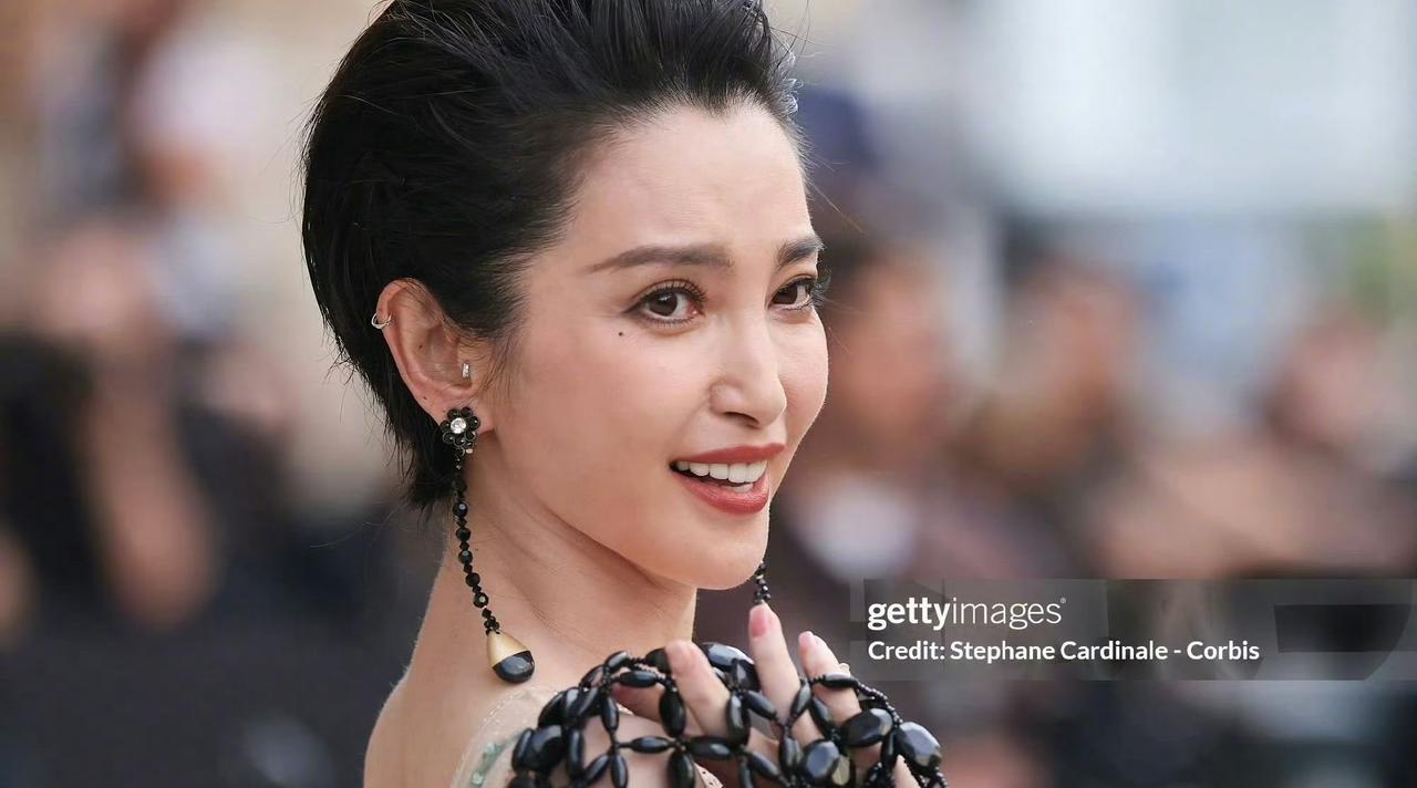 巴黎时装周，李冰冰亲自给大家演绎，什么叫做“哭笑不得”。心里想笑，脸却笑不出