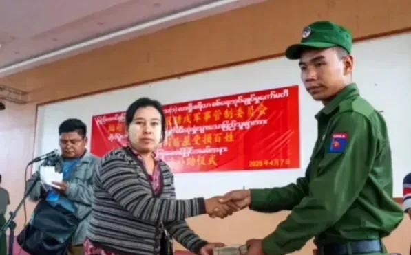 果敢同盟军近日在腊戌南部村庄给房屋受损的老百姓补偿，受损房主可以补偿3000元人