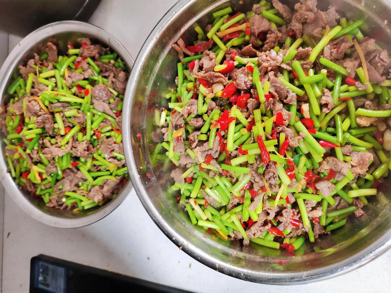 今日食堂家常菜谱：蒜苔炒牛肉猪肉炒红萝卜冬瓜肉汤。人为什么要读书？借