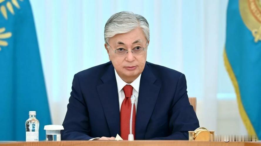中文流利像中国人，却悄悄“站队”日本都说托卡耶夫是“中国通”，长得和气、中
