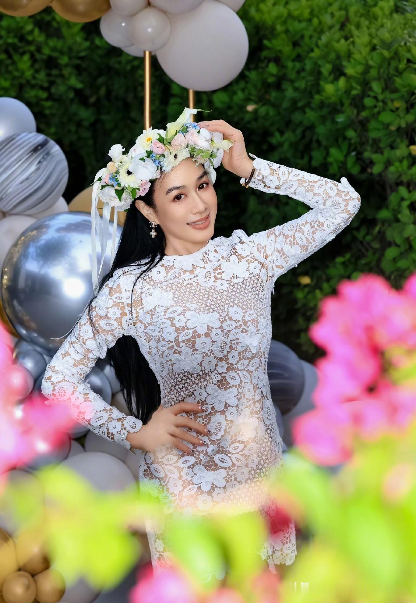 女神姐姐钟丽缇自家后院过生日，鲜花气球布置得很用心。老公张伦硕、女儿还有好友都到场，全员白色穿搭。晚