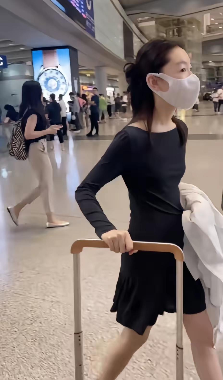 周冬雨这小小的个子，真令人羡慕。一辈子都不会有容貌焦虑和身材焦虑的。三十七八岁了