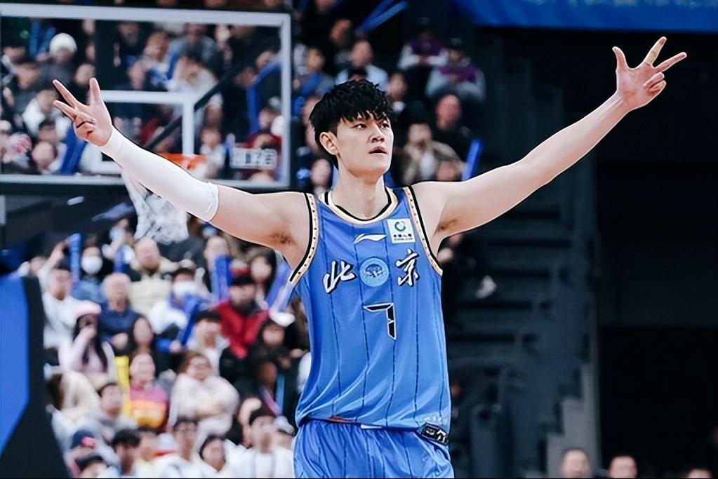 北京105：55狂胜50分，曾凡博复出拿到18分，北京队可谓四喜临门。北京男