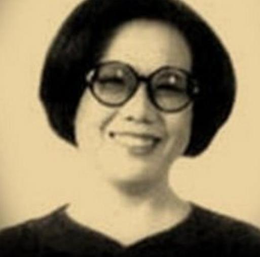1942年，作家沉樱正怀3胎，得知丈夫把全部家当3万块，拿去给戏子赎身。她不哭不