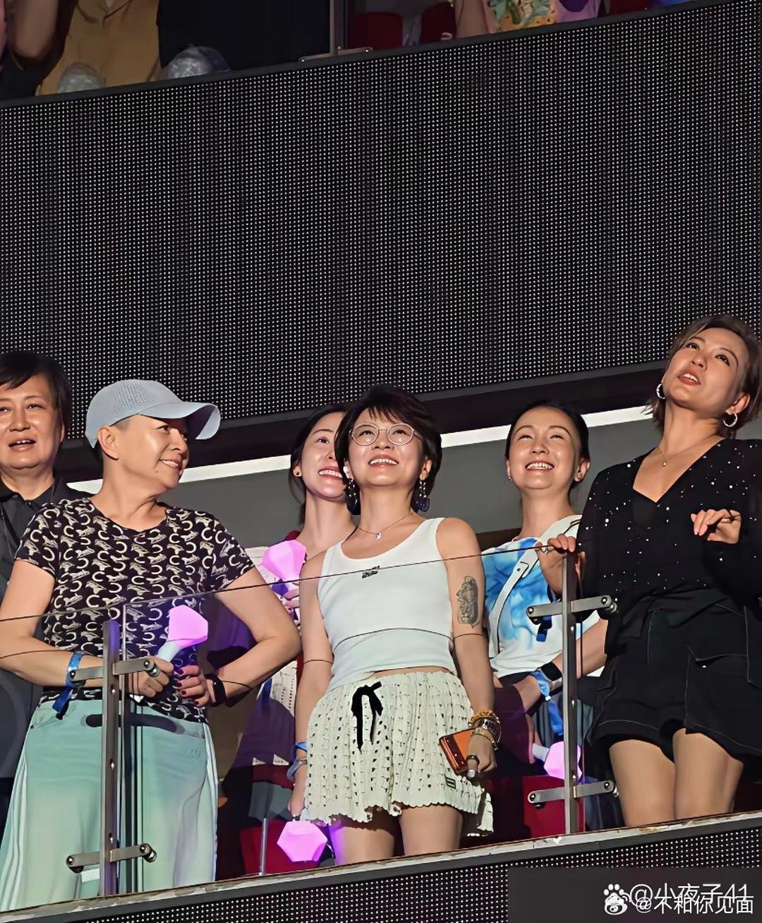 那英演唱会嘉宾席上，毛阿敏坐了一整晚，镜头愣是没扫她几回。​​​
