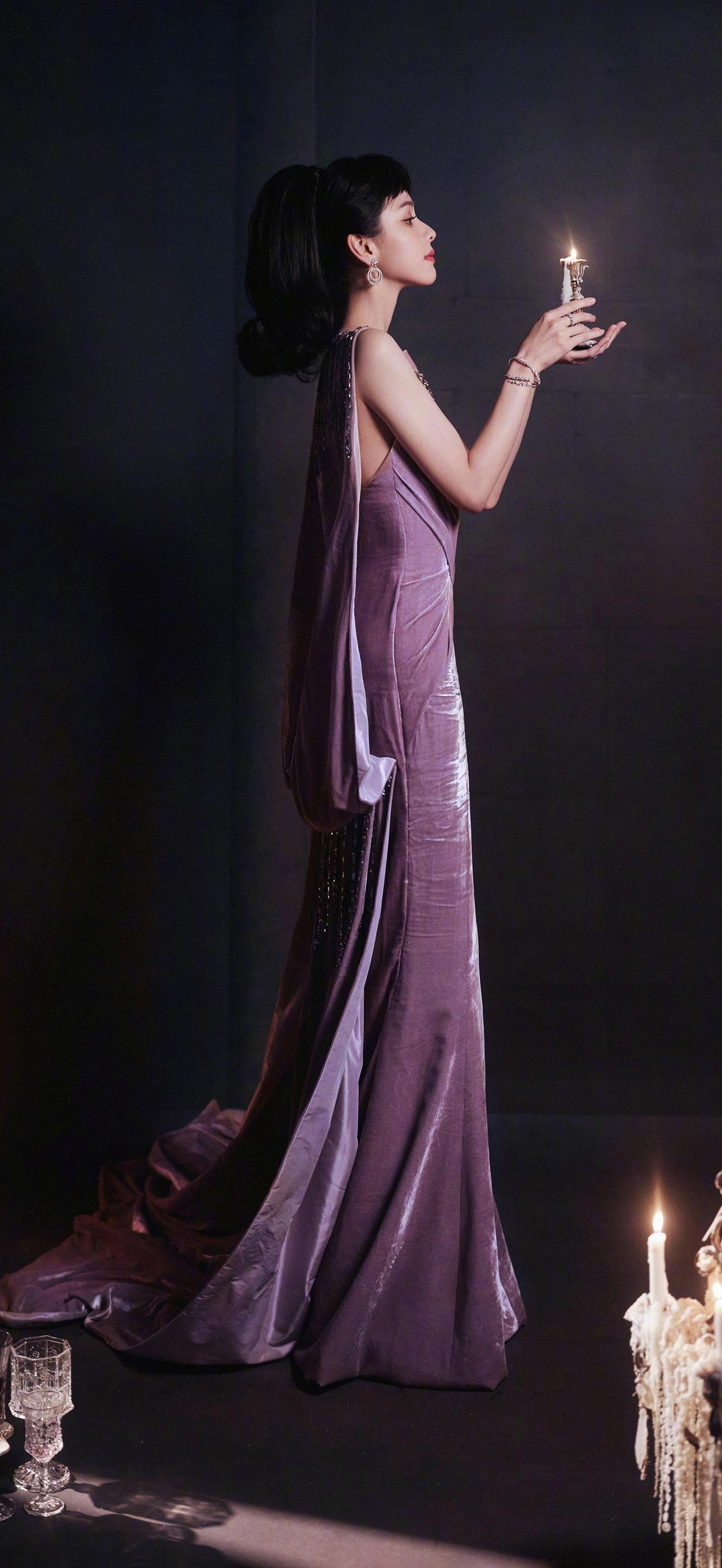 优雅紫色长裙，手持蜡烛，散发迷人光芒。陈都灵！！！