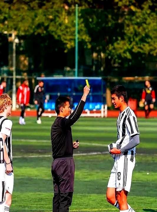 泰山对海港那场，老外吹罚，全场没骂娘。VAR不掉链子，点球给得干脆，红牌不犹豫