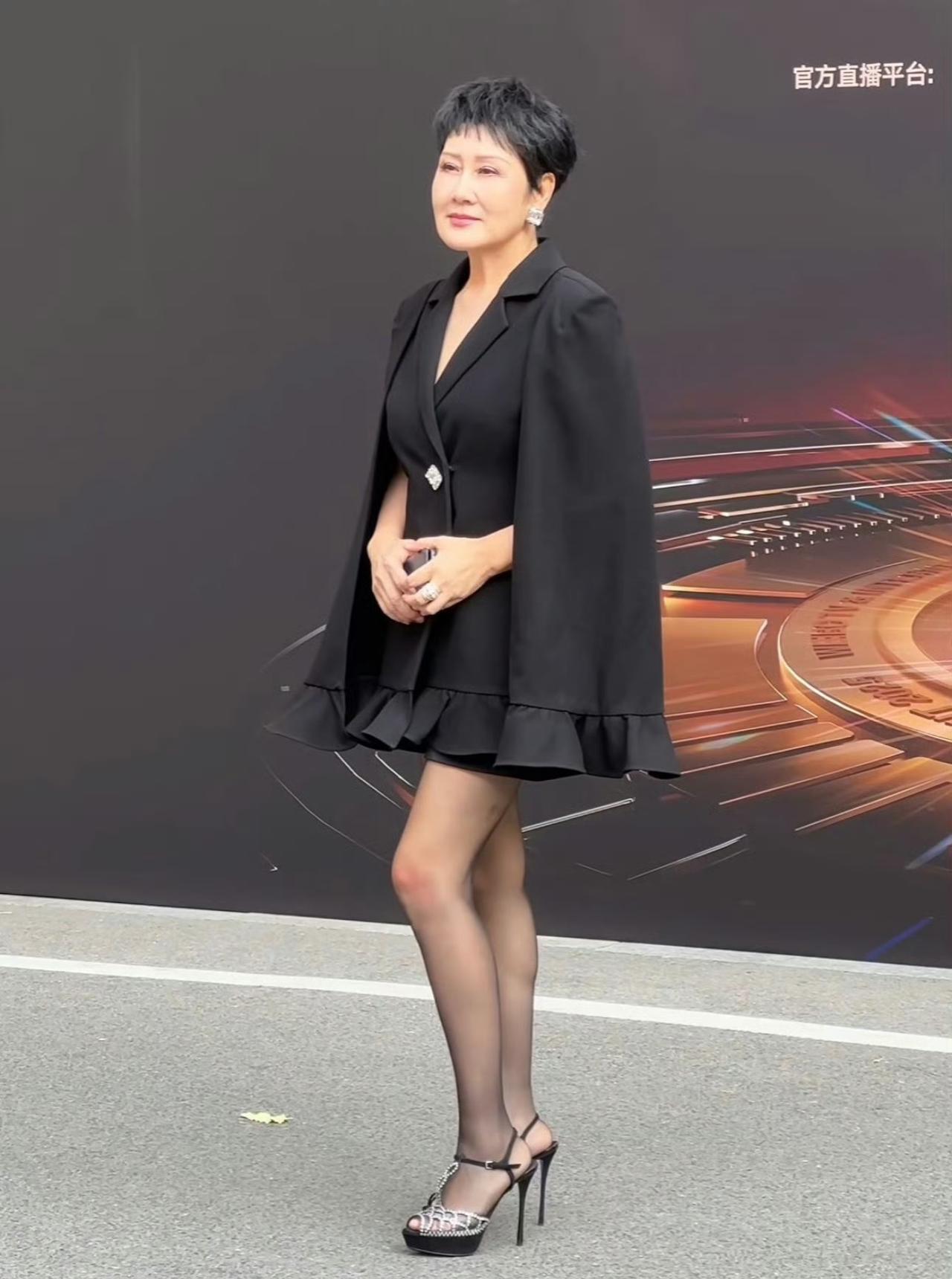 网友说——张凯丽：自己穿黑丝叫我们买足力健周杰伦：自己开法拉利叫我们买爱玛电