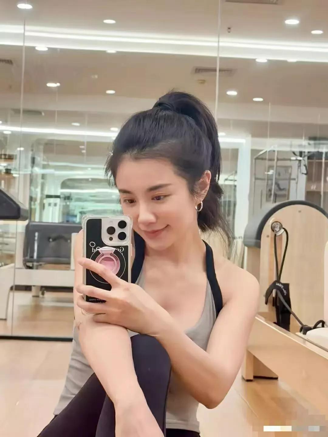 35岁伊一普拉提打卡，少女感与好身材双双出圈最近，主持人伊一在社交平台可是小