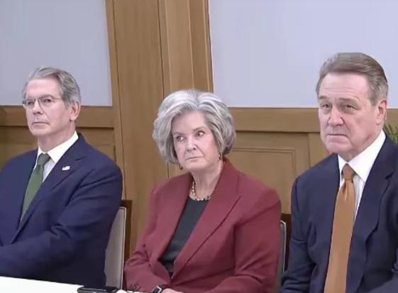 不服气，也得忍着！参加中美元首会晤，美国方面几个人的脸色是真难看。从现场的照片看