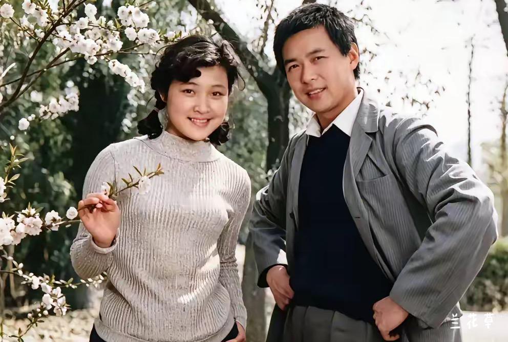 第一次看到陈冲和迟志强的合影。仿佛八竿子打不着的两个人，居然也有合影照。那