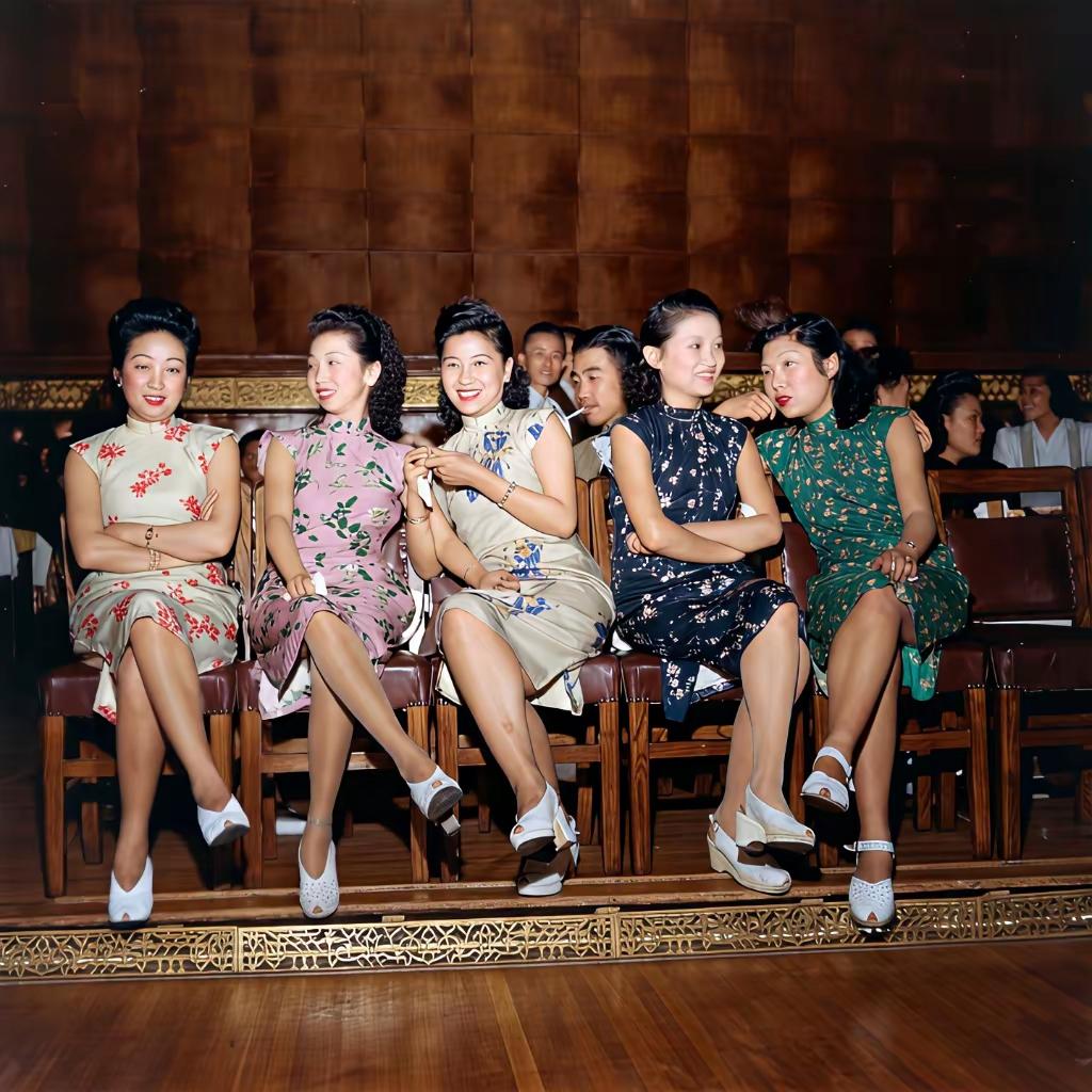 翻开老照片，旧上海舞女的生活犹如一幅画卷，在眼前缓缓铺展。照片中，舞女们身着华美