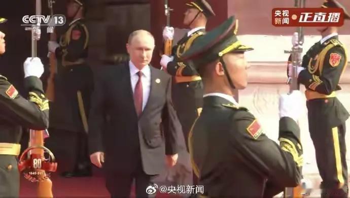 当普京大帝看了我们的阅兵以后，估计得馋坏了！尤其是我们这些反无人机装备，普大帝
