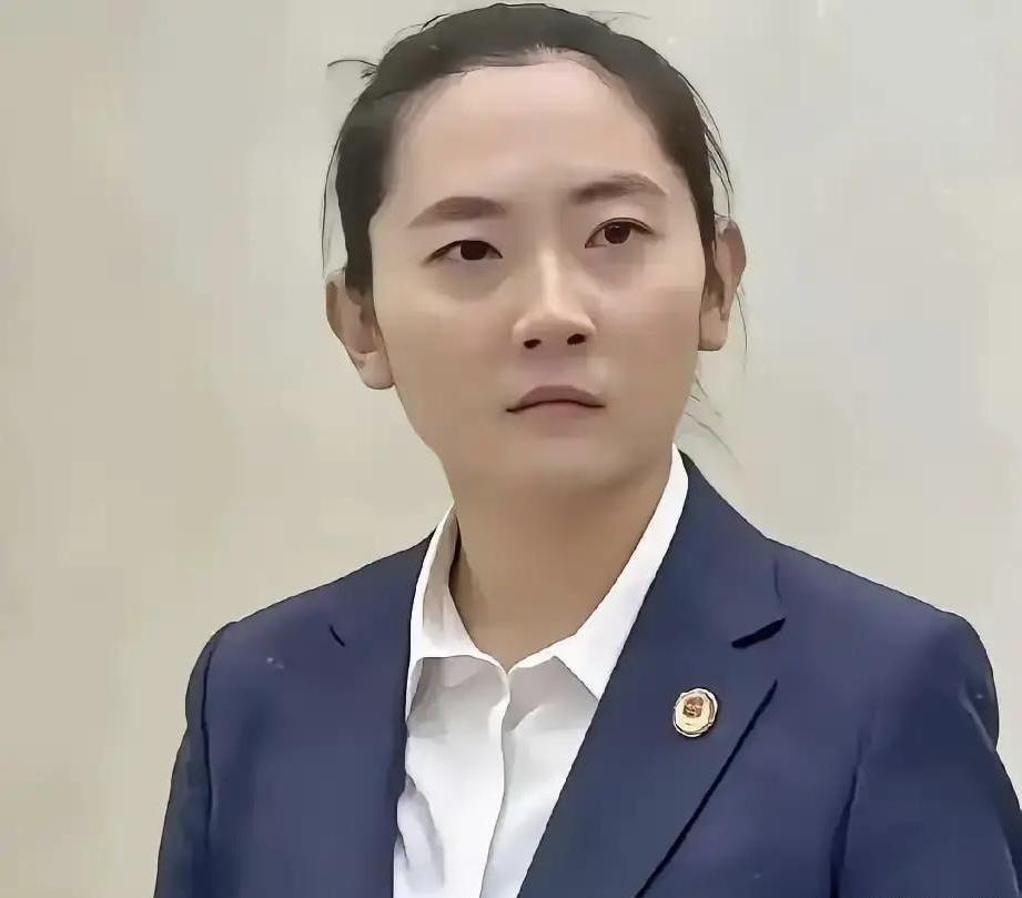 闹心的女保镖保镖美女保镖造型最冷面女保镖郑丽文此次大陆行程里，最让人闹心