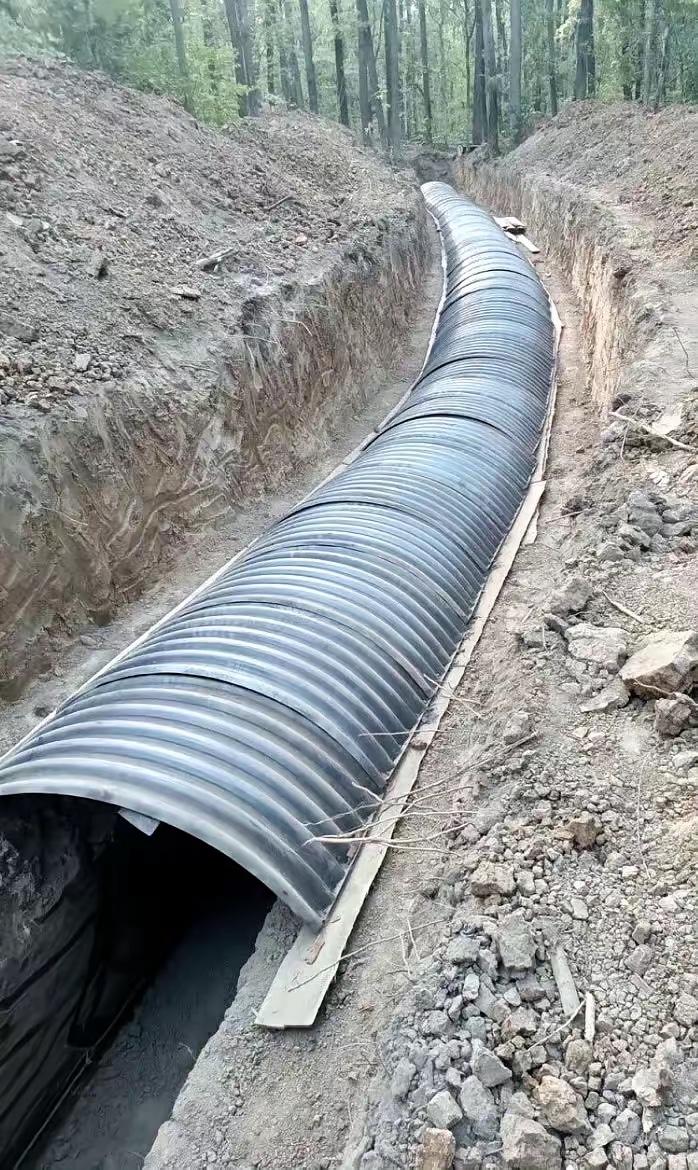 乌军对一些战壕进行了改进，加了盖，有些还有门。乌军给战壕加盖装门，看着是个办