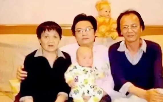 1979年，上海知青戴建国不顾家人反对，娶了傻女程玉凤。新婚夜，戴建国边抹眼泪，