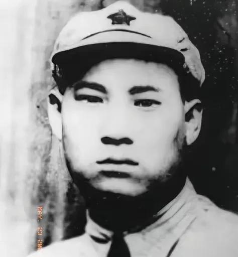 1937年雁门关伏击战中，三个日军正在逃窜，贺炳炎一枪打偏，日军扭头一看打枪的是