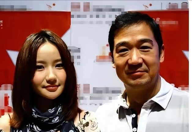 张国立夫妇的养女张可瑄出落得眉眼弯弯、笑容明媚，眼睛和年轻时的张国立超像，举手投