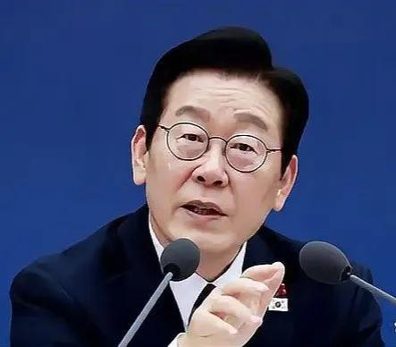 韩国总统李在明两头吃好处，必须让他付出代价。2026年初，李在明带着两百多人的庞