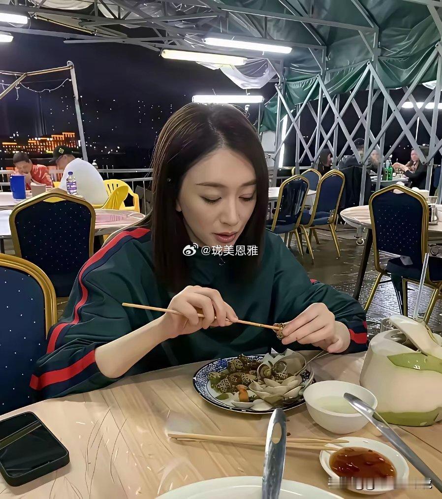 老天呐，差点没认出来，真人比电视上好看一百倍！​​​