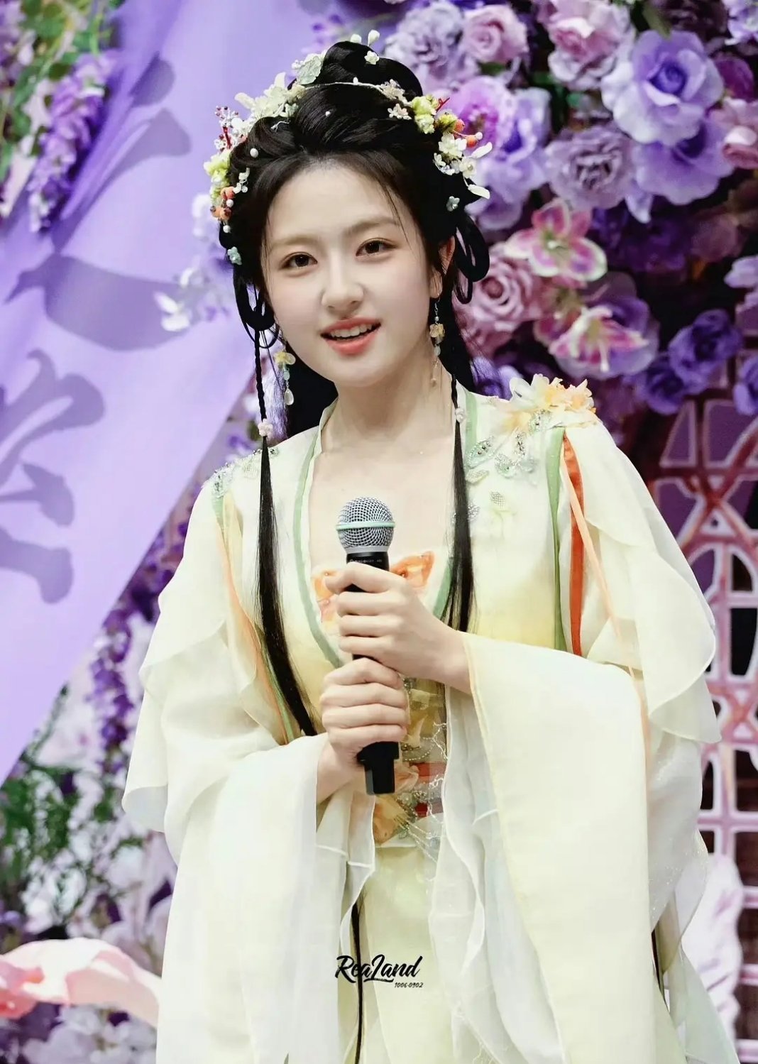 李兰迪的妆造运真的来了，五官确实很美。