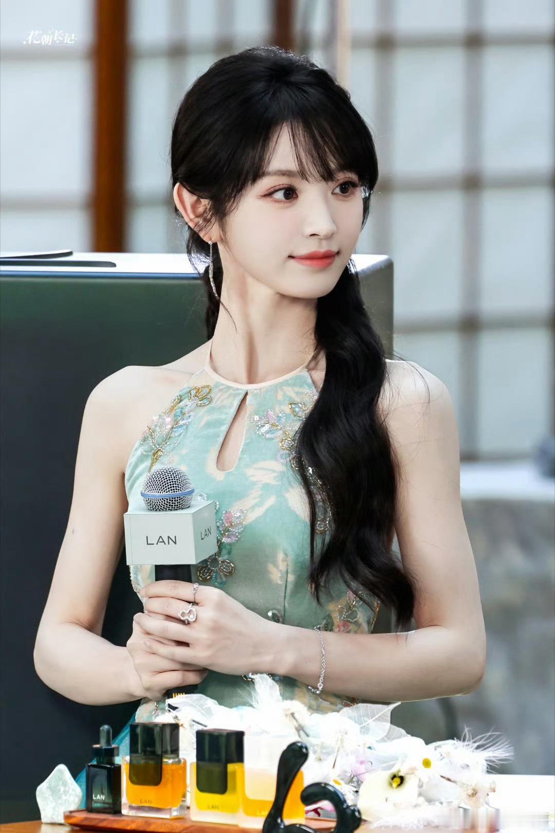 田曦薇活动发言田曦薇最近在杭州一个品牌活动上发言又圈粉了！4月8号，她穿着新中