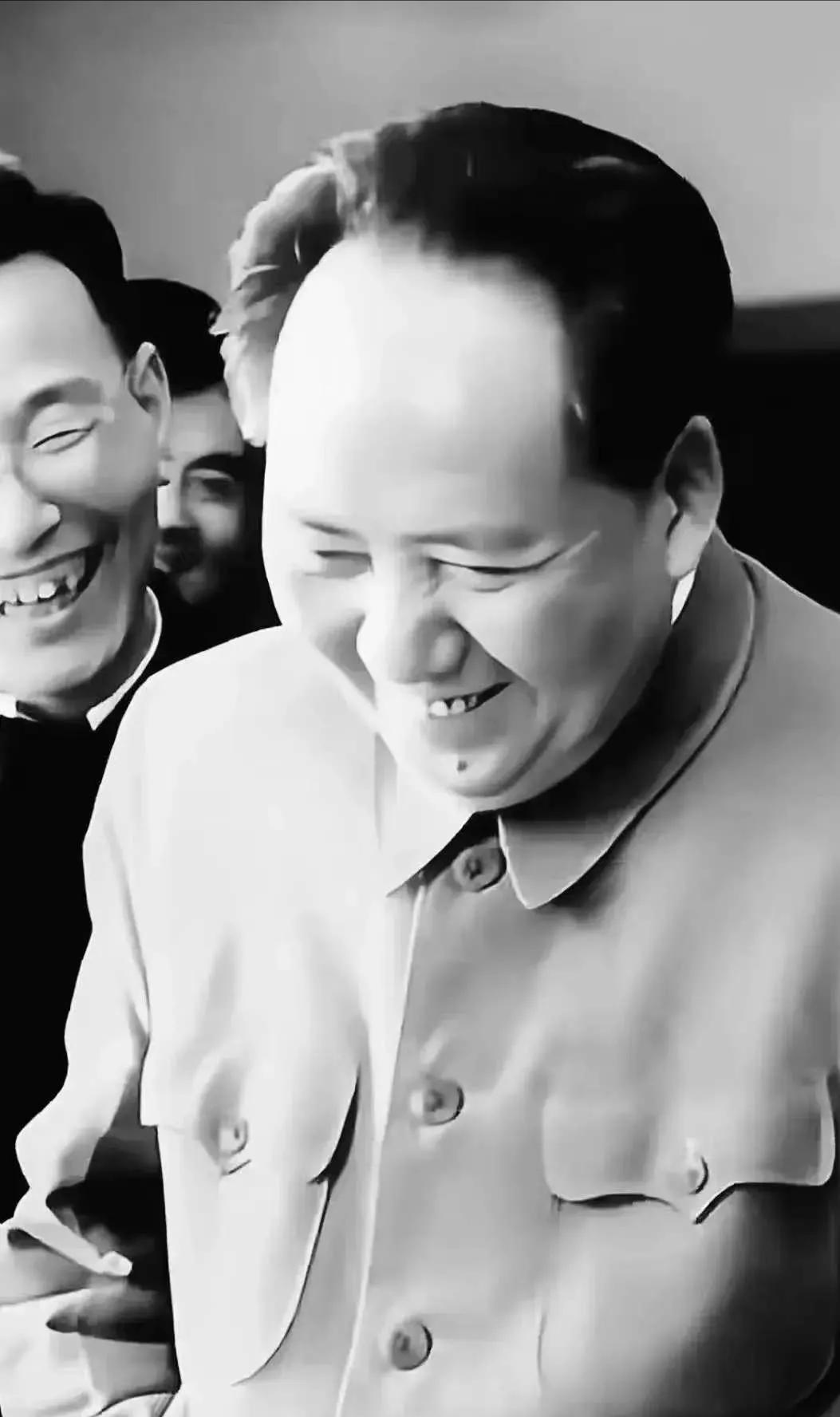 这是毛主席开怀大笑的时刻，都看看吧，照片拍摄于1953年。那年，朝鲜停战协定签