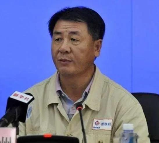 这事儿闹的！退休七八年了吧？今年都68岁了，突然被查。百度了一下，董孝利，中国