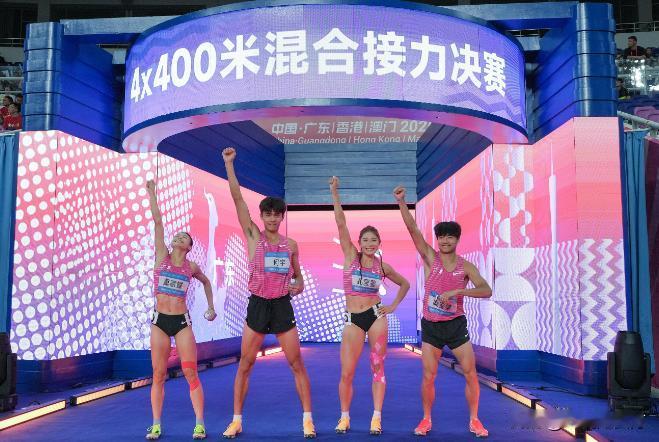 第十五届全运会昨晚进行的两项男女混合接力的决赛都极具戏剧性，率先进行的4x400