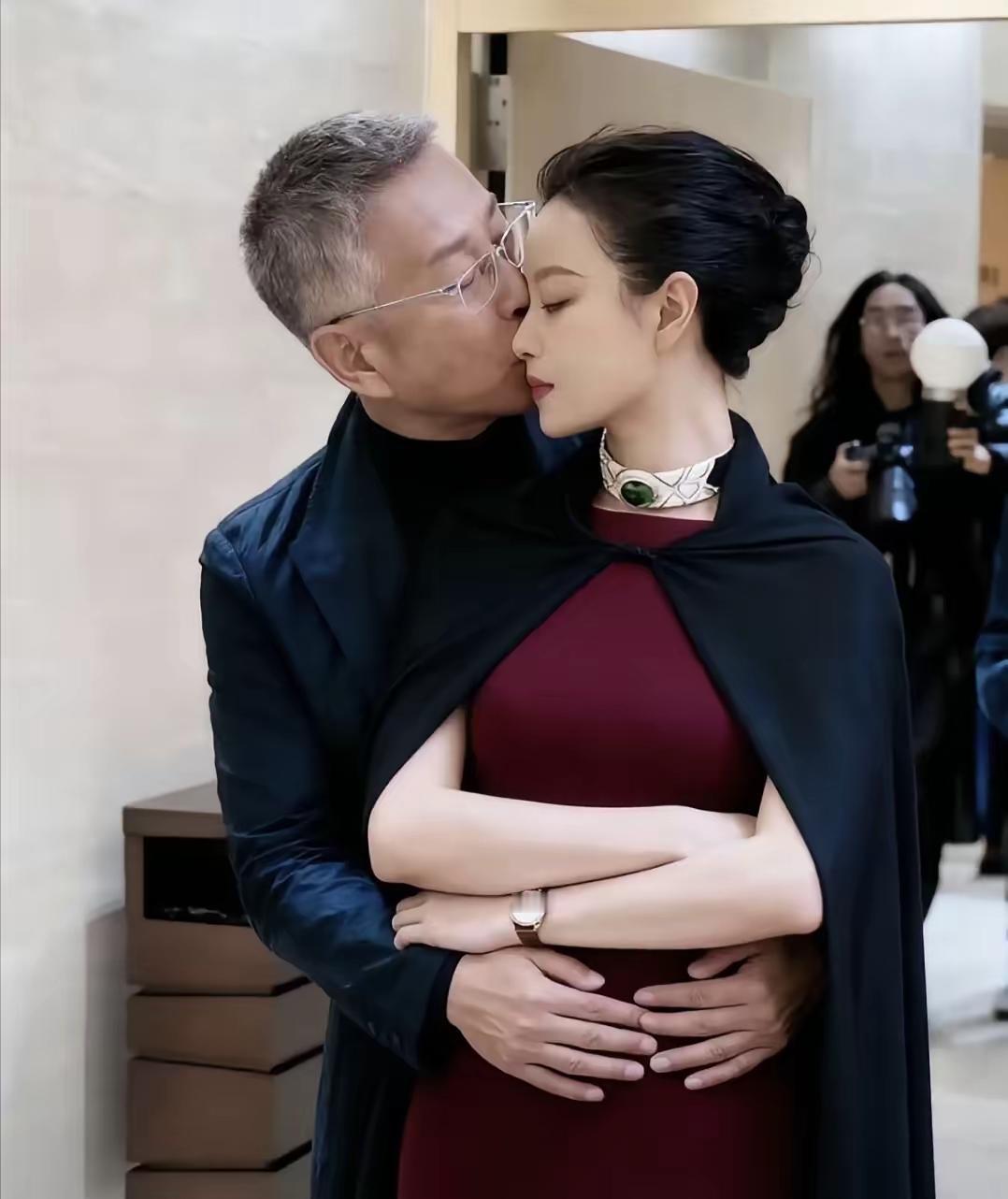 性学专家说：“女人要明白，性不是爱，约会不是爱，拥抱不是爱，24小时聊天不是爱。