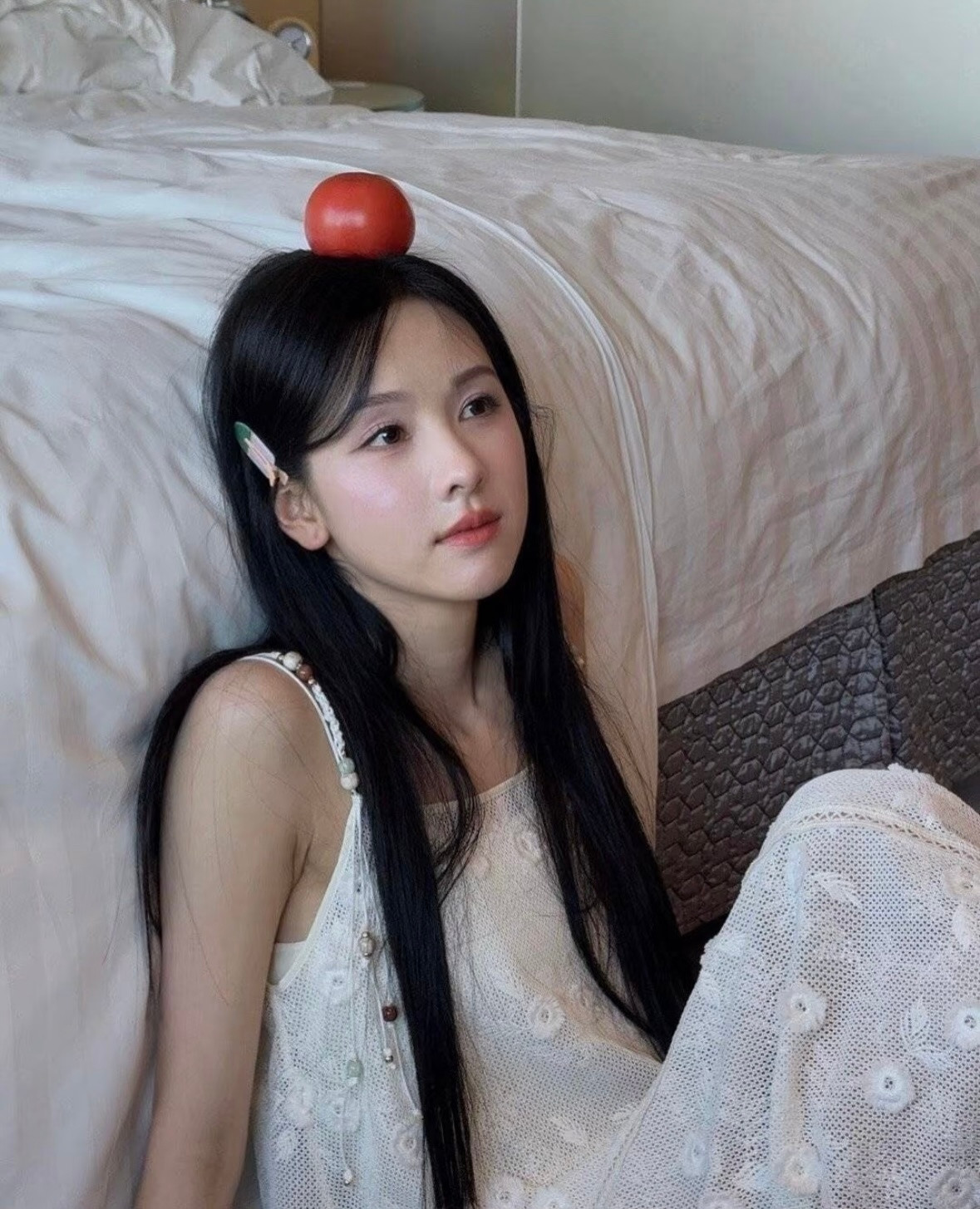 你越淡就越漂亮1.眉毛不用修得跟尺子量过似的，留点小绒毛反而显年轻。顺着原来的形