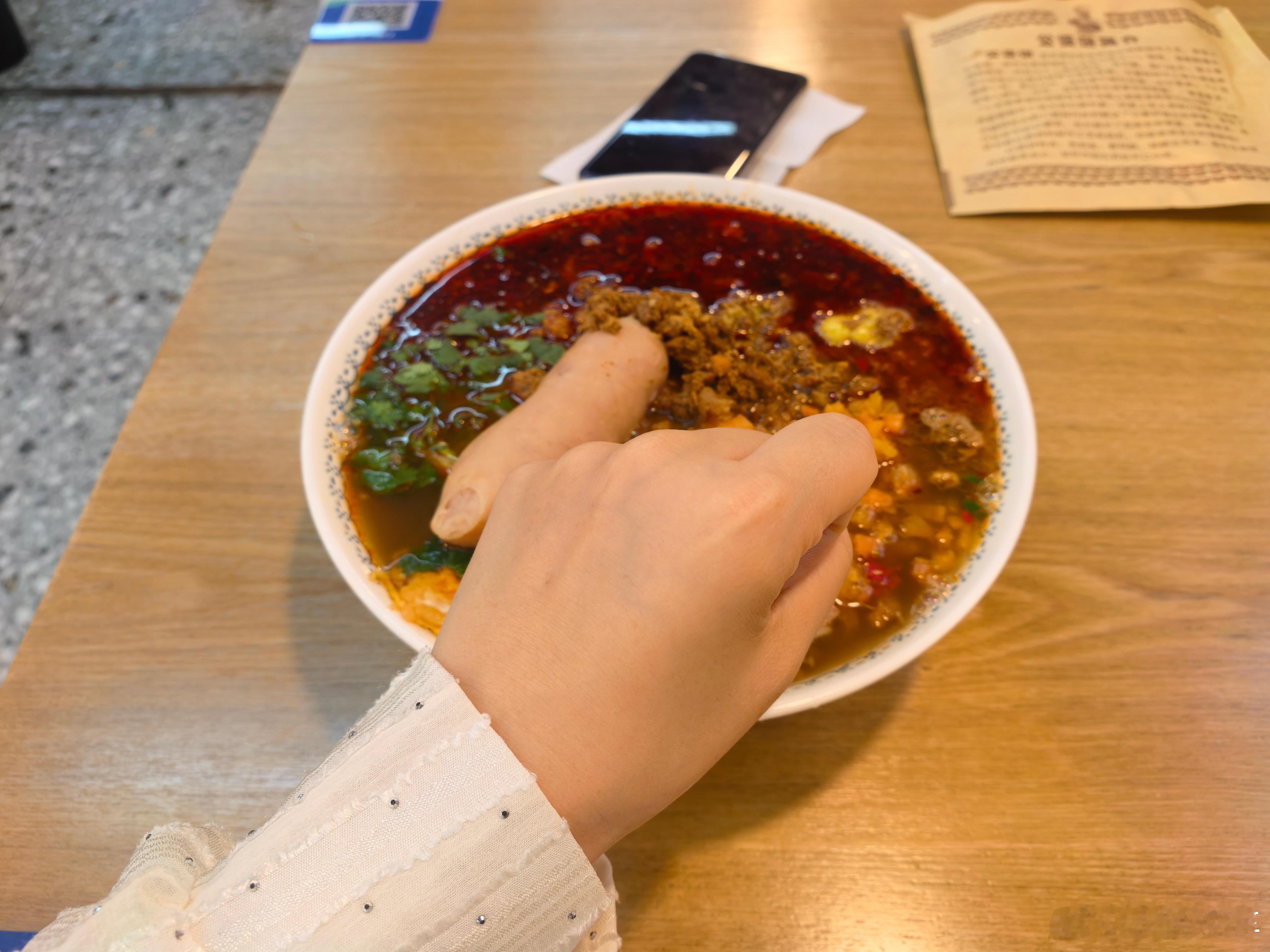 老板人真的怪好的，我买一碗面一碗米线，一份牛肉，老板送了一份炒豆芽和两瓶可乐还有