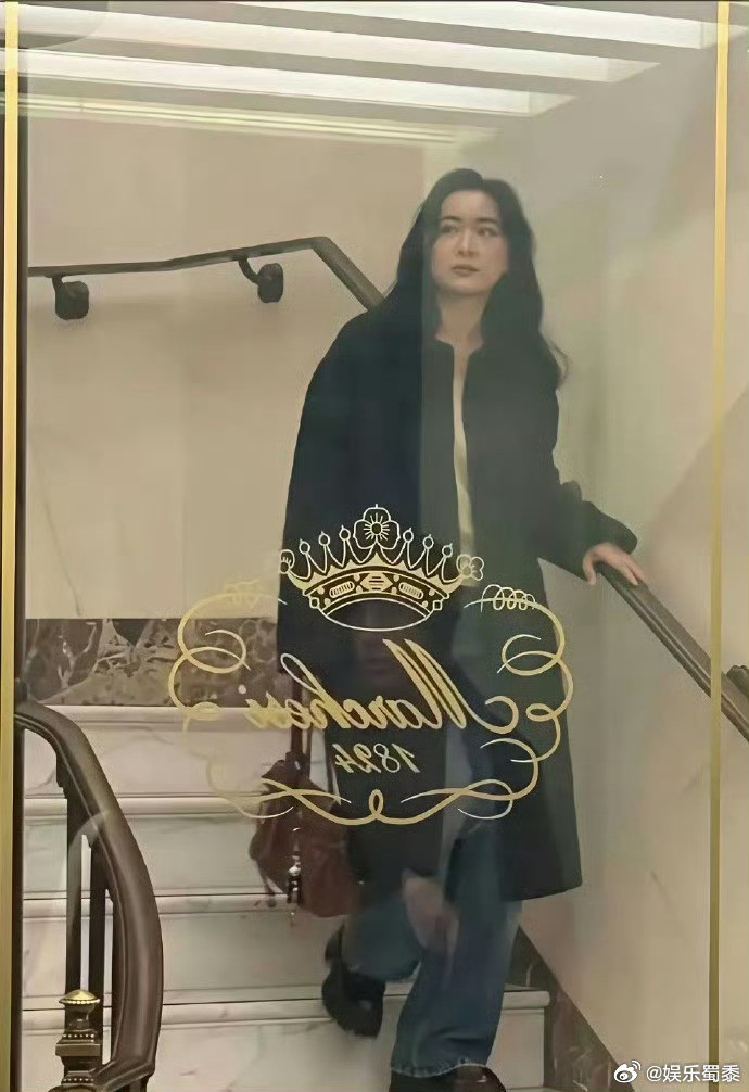 贾玲已经完全是另外的人了，不再肥胖搞笑，而是高冷时尚