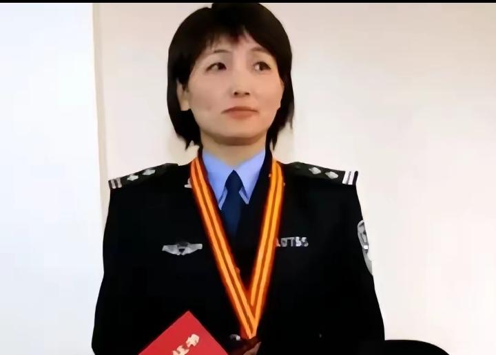 不严惩这个女恶魔，难给老百姓一个交代，难还张氏叔侄一个公道，坚决要求重判所谓的神