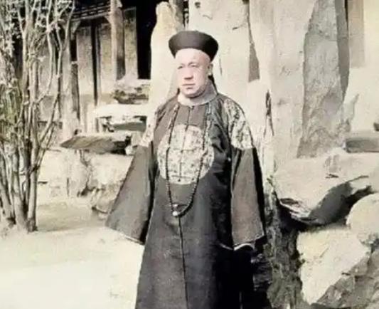 这名身穿五爪正龙圆补服的男子是晚清个头最矮的亲王。当时，全国有资格穿这身补服的男