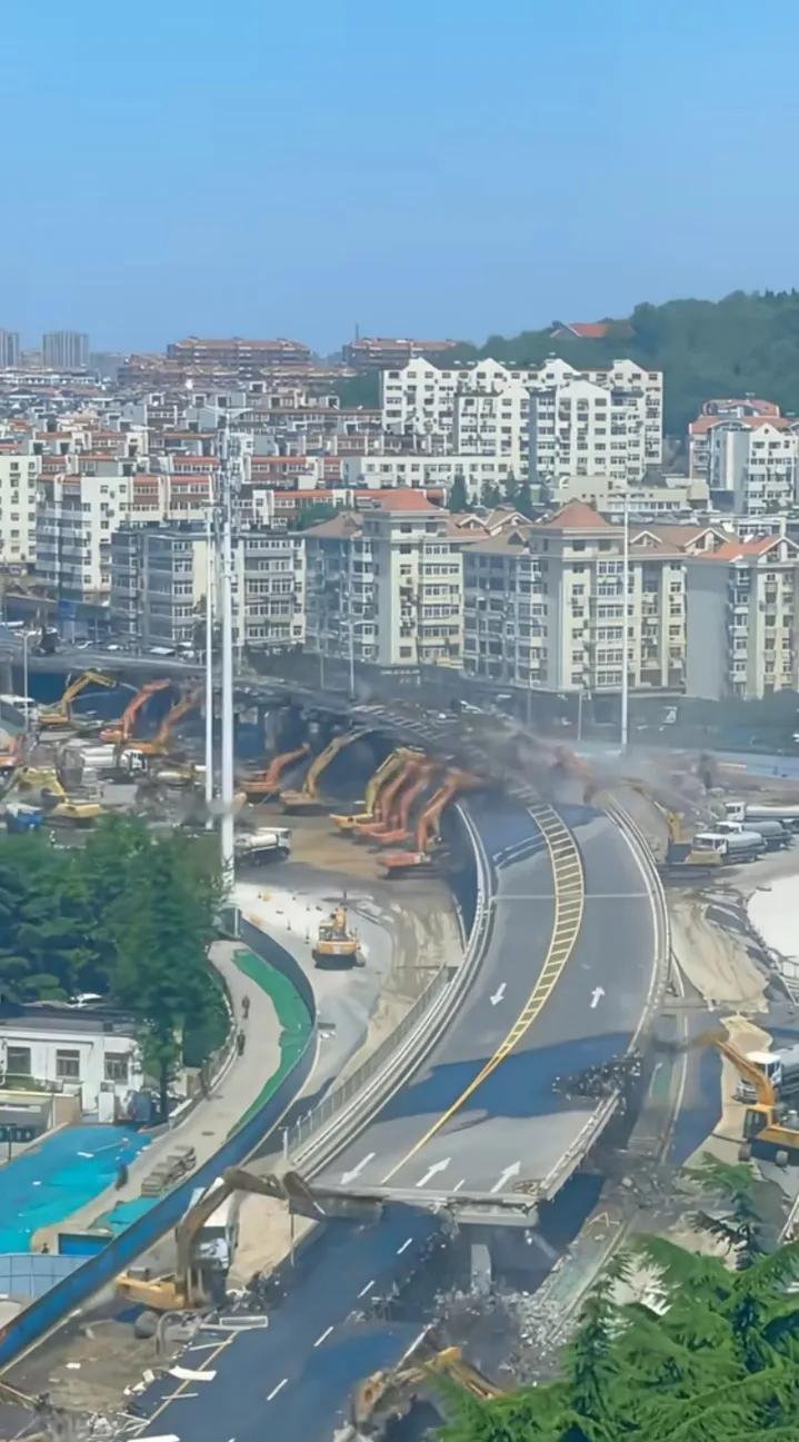 场面震撼！五十台多台挖掘机齐上阵，青岛雁山立交桥拆除过程