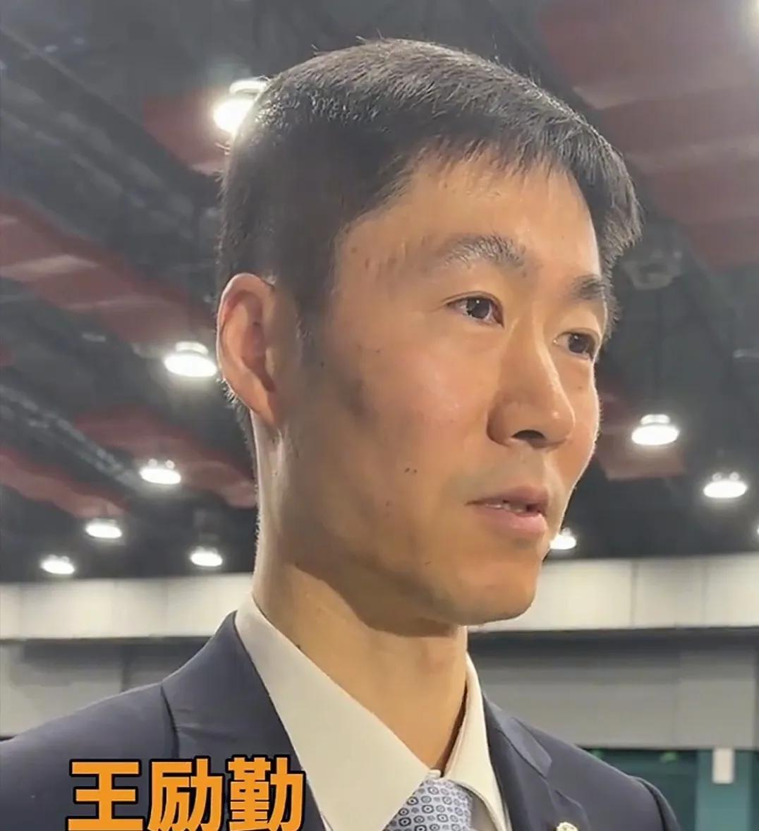 刘国正和侯英超两位乒乓球老将，做客直播间，直播多哈世乒赛抽签仪式时，在谈到新