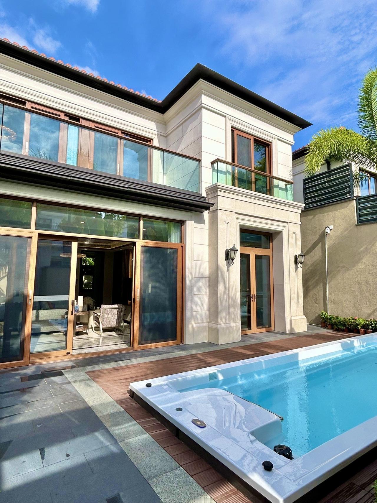 父母即将起程去美国定居，在三亚海棠湾的别墅闲置了，124平独门独院小别墅，两层楼