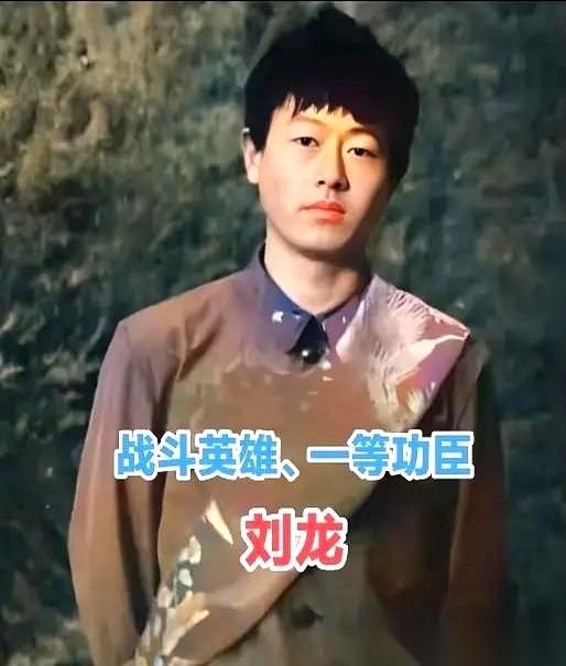 眼球被弹片打出来了。他干了啥？他用手，把眼球又给塞回去了。然后对着报话机喊：