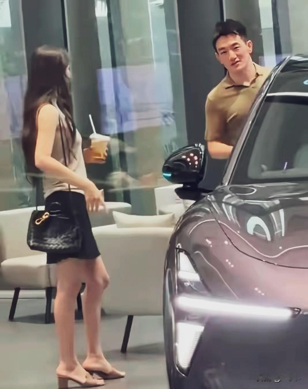 难得看见这两口子同框。这样的场景以后会慢慢多起来吧……他们就是大家眼中现实版军
