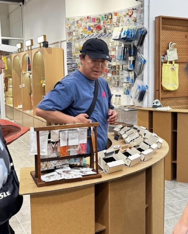 52岁黄渤现身马来西亚逛街购物被偶遇，他穿着一身低调的日常休闲服，形象朴素接地气